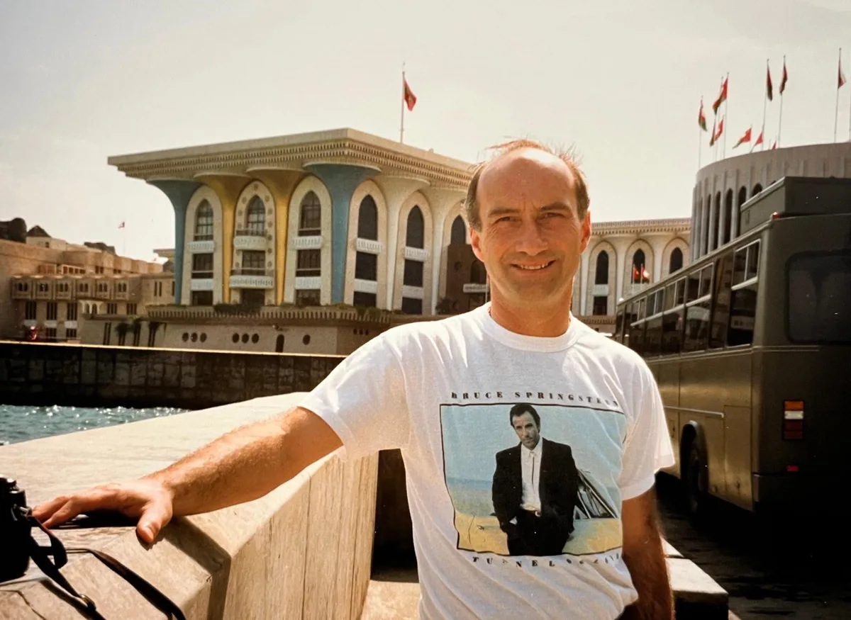 Natürlich begleitete Springsteen Richi Kofler auch auf seinen Reisen. Man sieht Richi Kofler in einem Bruce-Springsteen-Shirt.